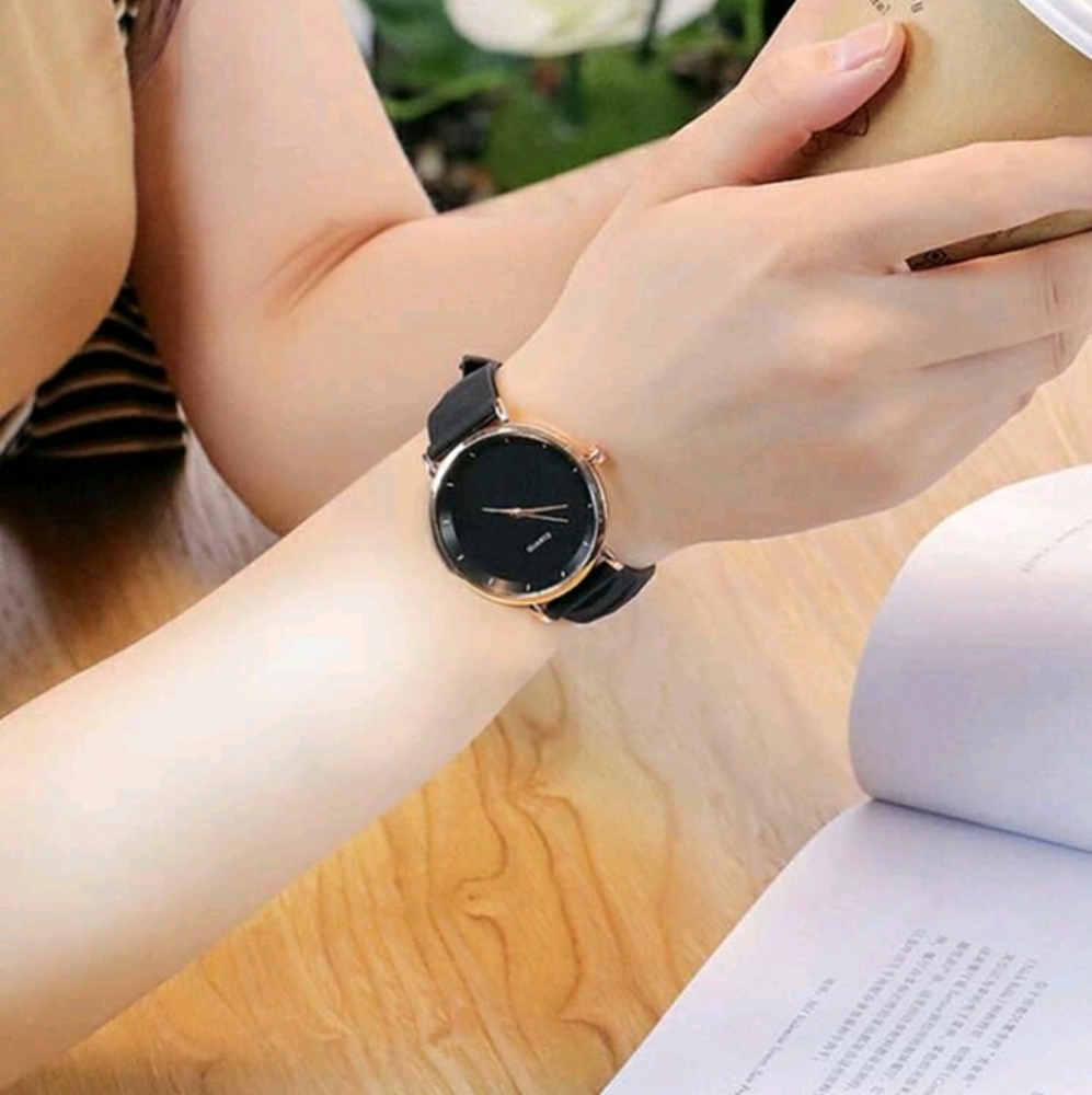 New Casual Quartz Silicone Watch - Picture 2 of 5